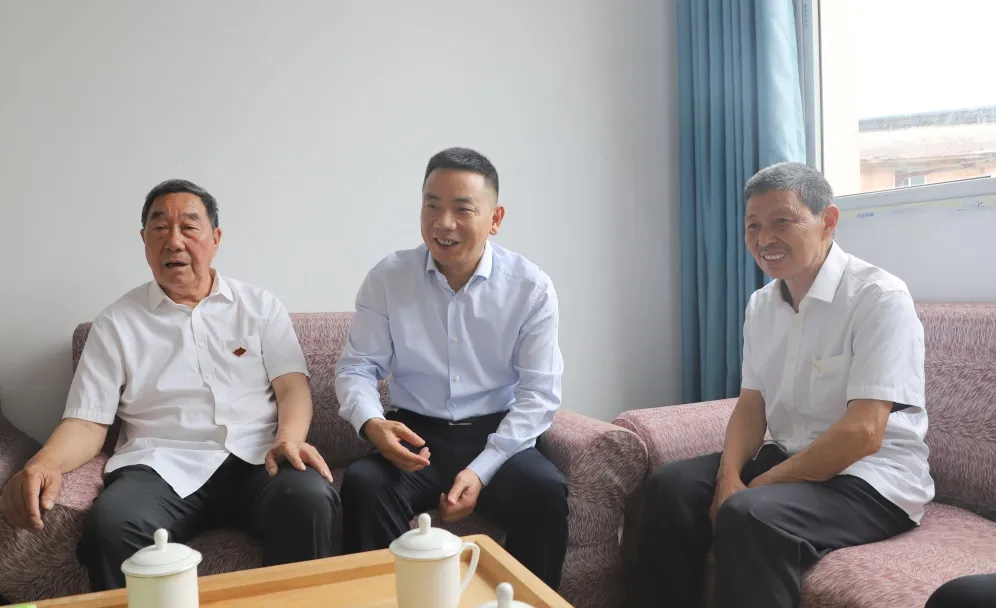 李祝荣“七一”走访慰问党员代表并深入基层讲党课