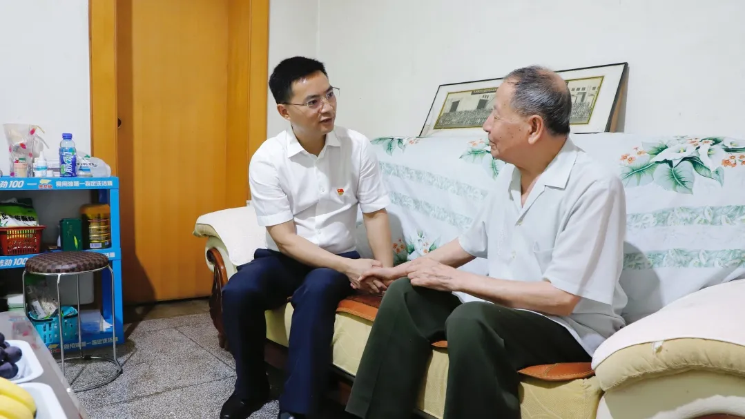 覃永利开展“七一”慰问活动