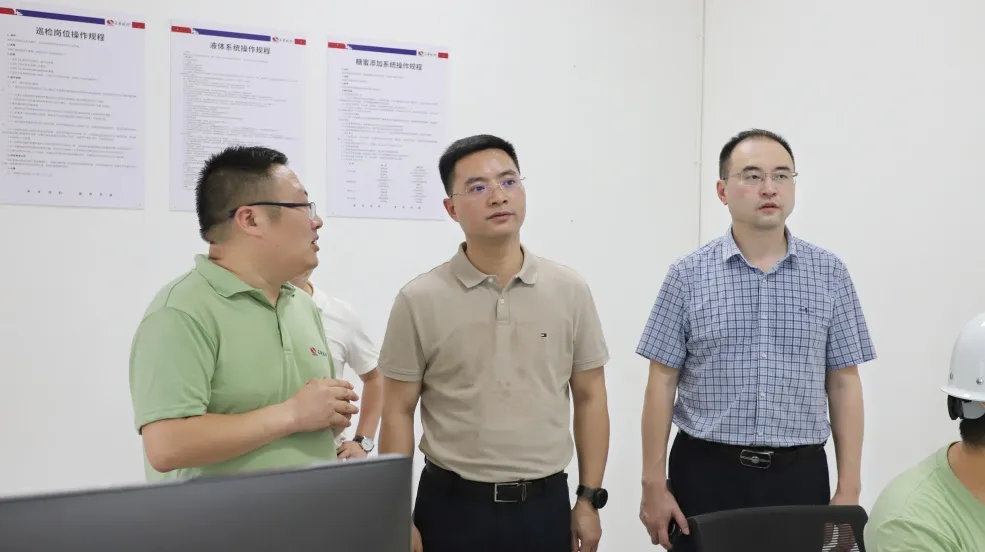 覃永利调研重点项目建设及企业生产经营情况