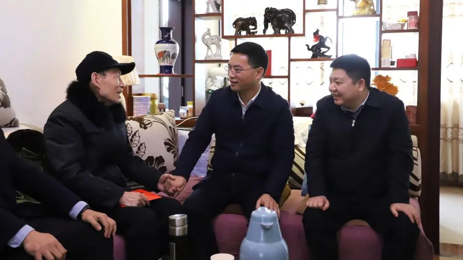 覃永利开展春节慰问活动